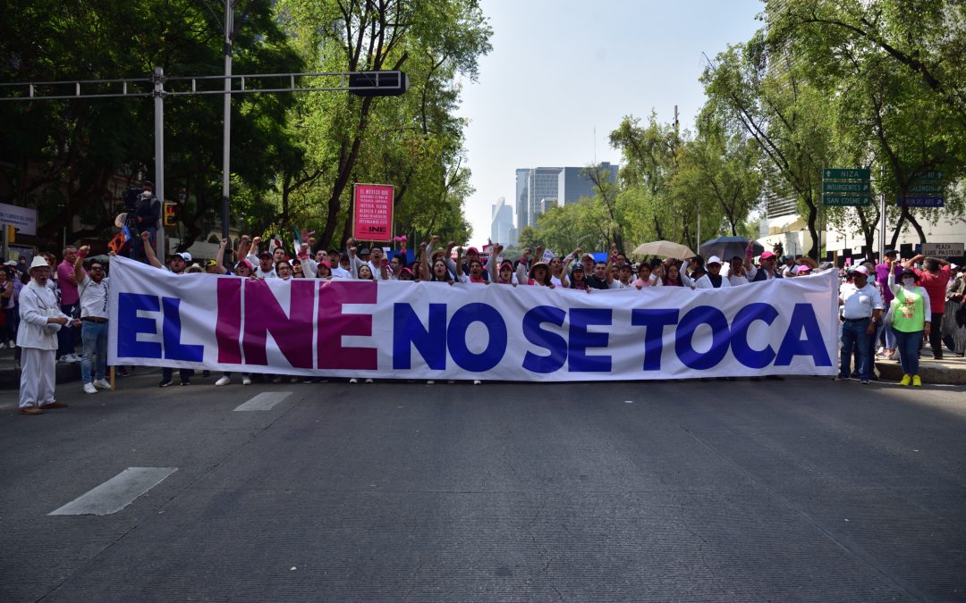 Miles de mexicanas y mexicanos salimos a las calles en defensa del INE México.