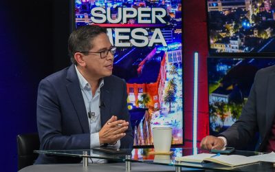 Daniel Chimal en mesa de debate en La Súper Mesa