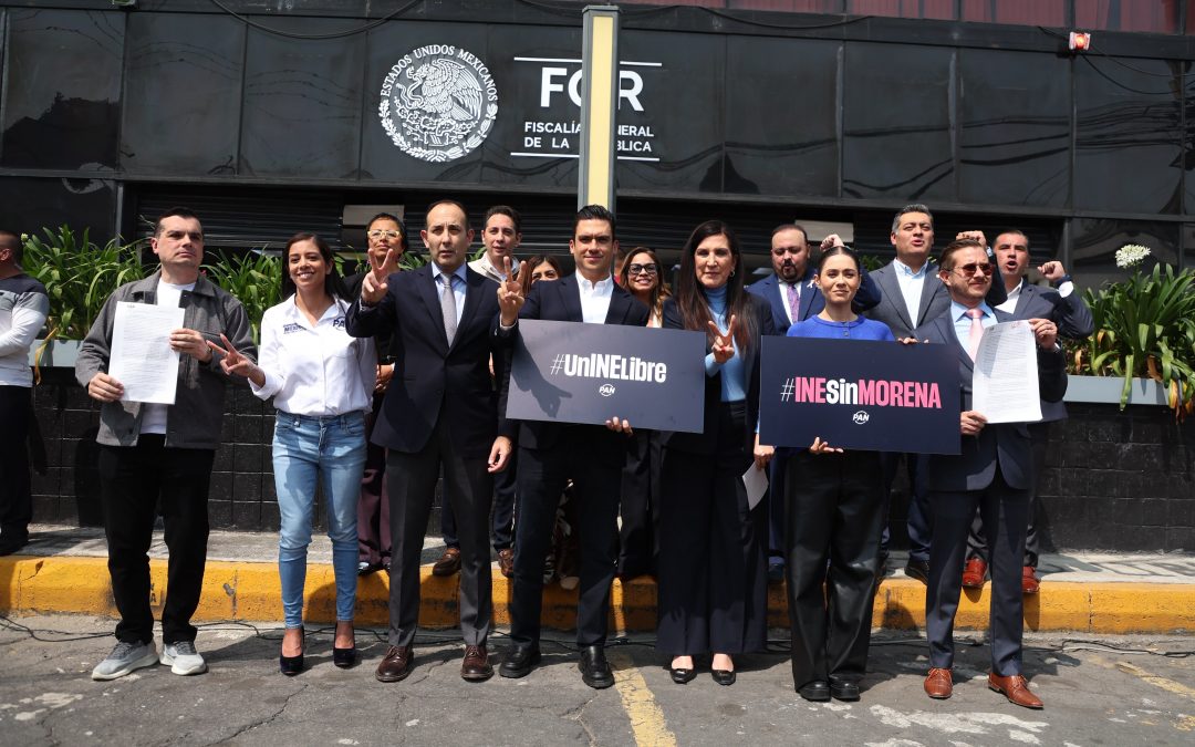 Presentación de denuncia en la FGR